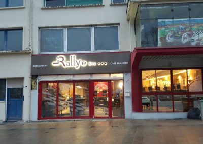Restaurant LE RALLYE : fond d'enseigne et jambages en tole alu et lettrage retro eclairé
