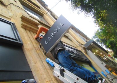Habillage de façade en tôlerie aluminium magasin CAROLL - Enseigne et caisson lumineux