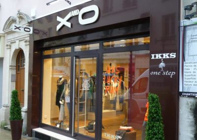 Habillage de façade en tôlerie aluminium magasin X and O