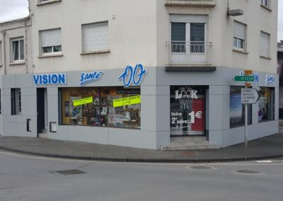 Habillage de façade en Trespa magasin optique VISION SANTE - Enseigne lumineuse